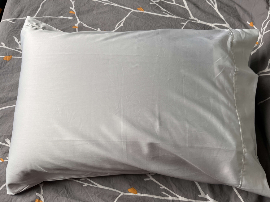 Fronha de almofada em algodão colocada numa almofada